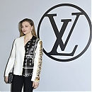 _Louis_Vuitton_Womenswear_Fall_Winter_2023-2024_show_as_part_of_Paris_Fashion_Week_28729~1.jpg